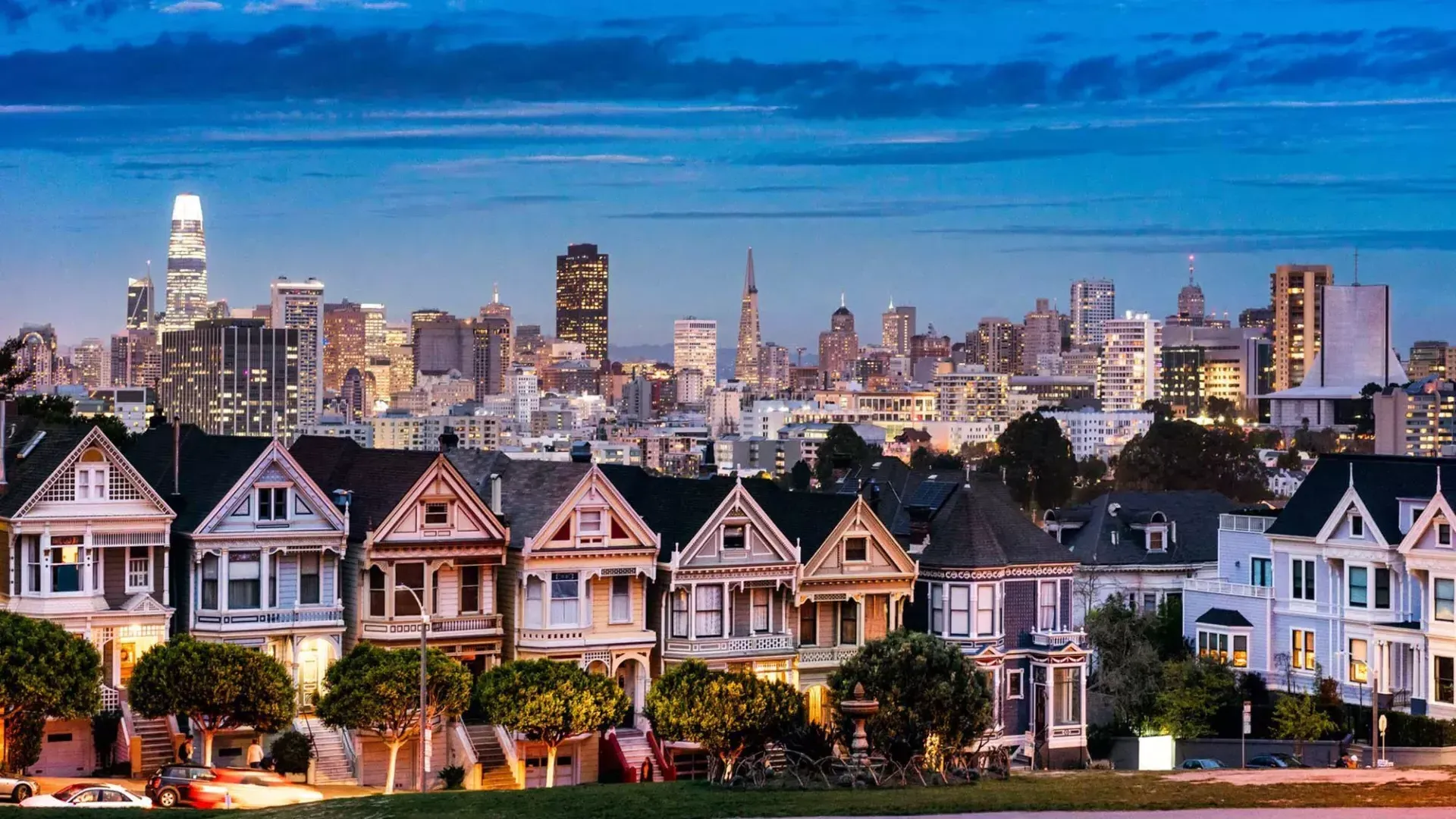 As famosas 画现在 da Alamo Square são retratadas diante do horizonte de 贝博体彩app ao crepúsculo.