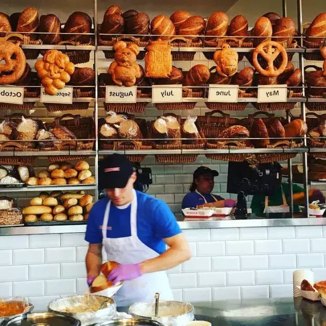 Os padeiros fazem pão de massa fermentada na Boudin Bakery, em 贝博体彩app.